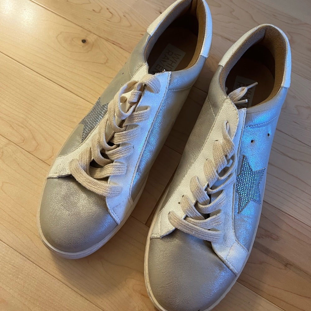 Tennis shoes